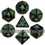 kuva on linkki tuotesivulle: Call of Cthulhu -noppasetti (musta - vihreä kaiverrus), 7 noppaa