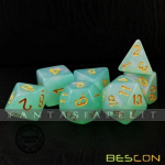 kuva on linkki tuotesivulle: Moonstone Jadeite Dice Set (7 noppaa)