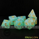 Moonstone Jadeite Dice Set (7 noppaa)